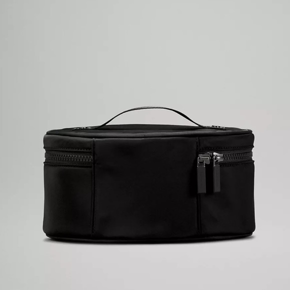 ๐WT! Lululemon Oval Top-Access Kit 3.5L in Black - Picture 3 of 13